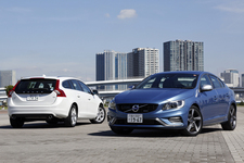 (右)VOLVO S60 特別仕様車「S60 T4 R-DESIGN PLUS(アール デザイン プラス)」[ボディカラー：パワーブルーメタリック]