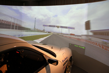 東京・赤坂にある本格レーシングシミュレータ「東京バーチャルサーキット」走行風景