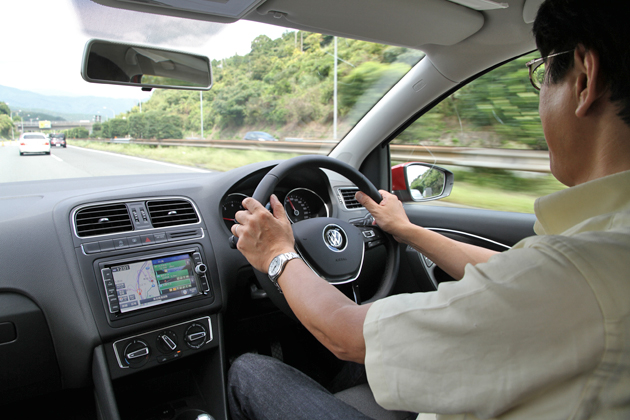 フォルクスワーゲン 新型 ポロ TSI Comfortline[アダプティブクルーズコントロール"ACC"(全車速追従機能付)パッケージ＋Navi 714SDCW・リアビューカメラ装着車]