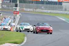 新型ロードスター(ND)の初走行シーンが筑波サーキットにてサプライズで披露された