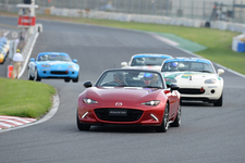 新型ロードスター(ND)の初走行シーンが筑波サーキットにてサプライズで披露された