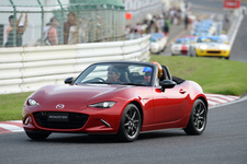 新型ロードスター(ND)の初走行シーンが筑波サーキットにてサプライズで披露された