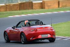 新型ロードスター(ND)の初走行シーンが筑波サーキットにてサプライズで披露された