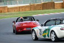 新型ロードスター(ND)の初走行シーンが筑波サーキットにてサプライズで披露された