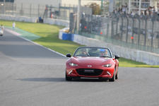 新型ロードスター(ND)の初走行シーンが筑波サーキットにてサプライズで披露された