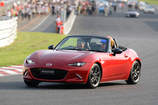 新型ロードスター(ND)の初走行シーンが筑波サーキットにてサプライズで披露された