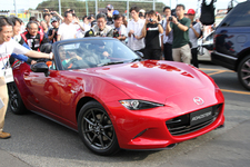 新型ロードスター(ND)の初走行シーンが筑波サーキットにてサプライズで披露された