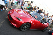 新型ロードスター(ND)の初走行シーンが筑波サーキットにてサプライズで披露された