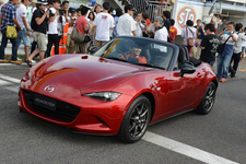 新型ロードスター(ND)の初走行シーンが筑波サーキットにてサプライズで披露された