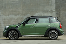 新型「MINI CROSSOVER」／エクステリア・サイド