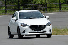 マツダ 新型 デミオ　1.5リッター ディーゼルエンジン搭載モデル（FF）　ボディカラー：スノーフレイクホワイトパールマイカ