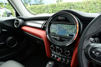 新型 MINI Cooper S(ミニ クーパーS)[FF／インテリアカラー：カーボン・ブラック／シートマテリアル：レザー・クロス・パンチ]　インテリア