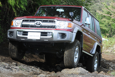 トヨタ 新型ランドクルーザー70 4ドアバン　ボディカラー：ダークレッドマイカメタリック