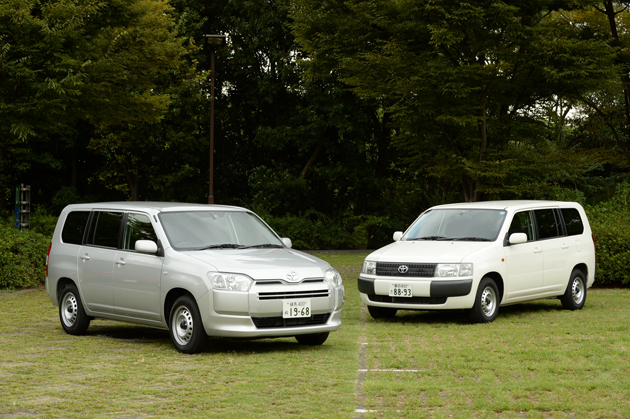 (左手前)トヨタ 新型 プロボックス バン GL[FF・ボディカラー：シルバーマイカメタリック]／ (右奥)旧型 トヨタ プロボックス バン