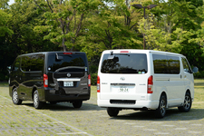 （左）日産 NV350キャラバン／（右）トヨタ 新型ハイエース