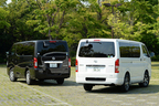 （左）日産 NV350キャラバン／（右）トヨタ 新型ハイエース