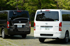 （左）日産 NV350キャラバン／（右）トヨタ 新型ハイエース
