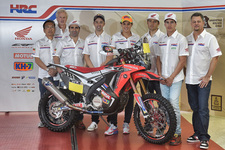 CRF450 RALLY (2014年型) を囲むTeam HRC関係者