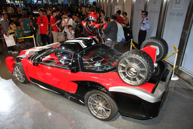 史上初 スーパーカーで現れる仮面ライダー 仮面ライダードライブ の愛車を初公開 現地レポート 新車 車イベント年 Mota