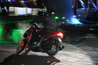 東京モーターフェス2014／光や音の演出に加え、様々な車種のクルマ・バイクが“踊る”ことで来場者を魅了する「 シルク・ド・モビ・エレガンス」／ヤマハ TRICITY（トリシティ）