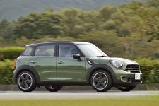 MINI Cooper SD Crossover(ミニクロスオーバー クーパーSD／クリーンディーゼル搭載モデル)[ボディカラー：ジャングル・グリーン(新色)] 試乗レポート／藤島知子　1