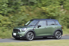 MINI Cooper SD Crossover(ミニクロスオーバー クーパーSD／クリーンディーゼル搭載モデル)[ボディカラー：ジャングル・グリーン(新色)] 試乗レポート／藤島知子　5