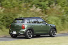 MINI Cooper SD Crossover(ミニクロスオーバー クーパーSD／クリーンディーゼル搭載モデル)[ボディカラー：ジャングル・グリーン(新色)] 試乗レポート／藤島知子　3