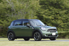 MINI Cooper SD Crossover(ミニクロスオーバー クーパーSD／クリーンディーゼル搭載モデル)[ボディカラー：ジャングル・グリーン(新色)] 試乗レポート／藤島知子　7