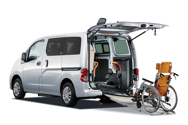 日産 NV200バネット「チェアキャブ 車いす2名仕様」