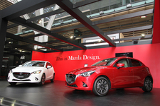東京ミッドタウン キャノピー・スクエアに展示されているマツダ 新型デミオ