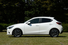 マツダ デミオ 1.5 XD ツーリング Lパッケージ ディーゼルターボ　ボディカラー：スノーフレイクホワイトパールマイカ