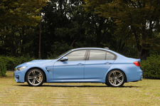 BMW 新型 M3 セダン[ボディカラー：ヤス・マリナ・ブルー]