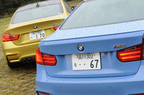 BMW 新型 M3 セダン[ボディカラー：ヤス・マリナ・ブルー](手前)