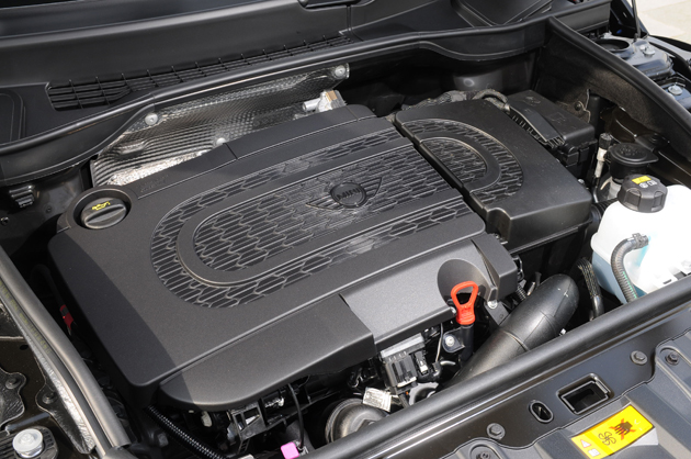 MINI「ミニ クロスオーバー」/エンジンルーム