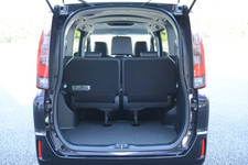 トヨタ 新型ミニバン「エスクァイア」（ESQUIRE）ラゲッジアレンジ