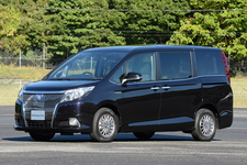 トヨタ 新型ミニバン「エスクァイア」(ESQUIRE)ハイブリッドフロントイメージ/これまでのミニバンのイメージを変える「質感の高さ」や「こだわりの強さ」を大切にした新たな高級車を目指したエスクァイア