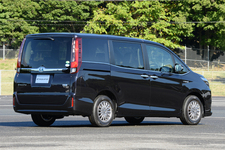 トヨタ 新型ミニバン「エスクァイア」(ESQUIRE)ハイブリッド リアイメージ/これまでのミニバンのイメージを変える「質感の高さ」や「こだわりの強さ」を大切にした新たな高級車を目指したエスクァイア