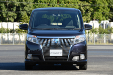 トヨタ 新型ミニバン「エスクァイア」(ESQUIRE)ハイブリッド フロントビュー/これまでのミニバンのイメージを変える「質感の高さ」や「こだわりの強さ」を大切にした新たな高級車を目指したエスクァイア