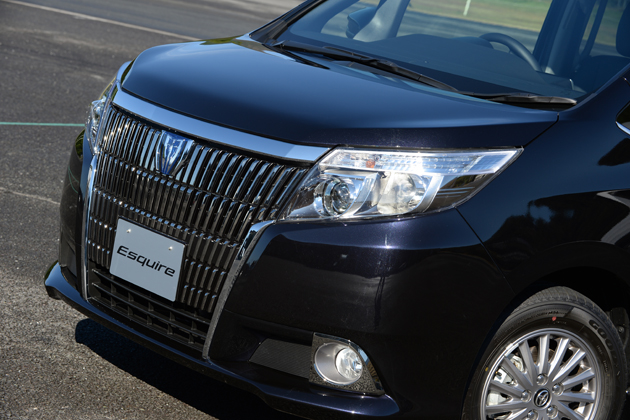 トヨタ 新型ミニバン「エスクァイア」(ESQUIRE)ハイブリッド/大きな「T字」構えのフロントグリルが特徴トヨタ 新型ミニバン「エスクァイア」(ESQUIRE)ハイブリッド