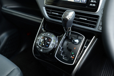 トヨタ 新型ミニバン「エスクァイア」(ESQUIRE)シフトノブ