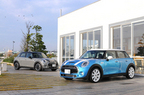 (右)MINI COOPER S 5 DOOR(新型ミニ 5ドア クーパーS)[ボディカラー：エレクトリック・ブルー]