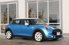 MINI COOPER S 5 DOOR(新型ミニ 5ドア クーパーS)[ボディカラー：エレクトリック・ブルー]
