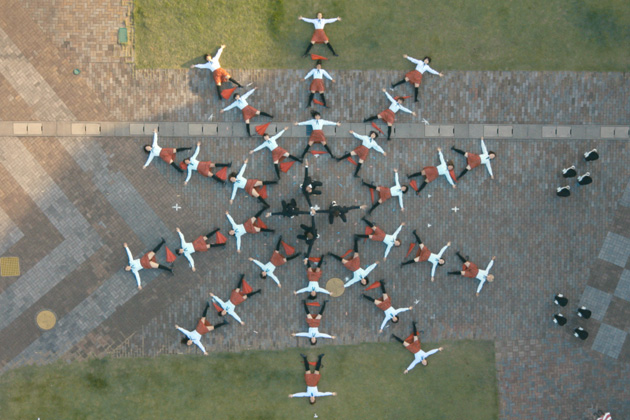 UNI-CUB βに乗ってパフォーマンスをするOK Go(中央)とダンサー達