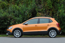 フォルクスワーゲン 新型「CrossPoro(クロスポロ)」[ボディカラー：ハニーオレンジメタリック(新色)]