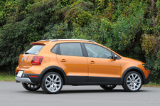 フォルクスワーゲン 新型「CrossPoro(クロスポロ)」[ボディカラー：ハニーオレンジメタリック(新色)]