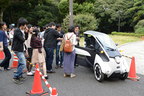 2014年10月9日、東京大学にて開催された「大学キャンパス出張授業2014」にて。i-ROADに集まる学生達