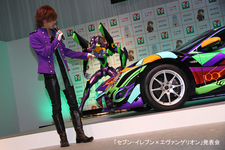 「セブン-イレブン限定 光岡自動車 エヴァンゲリオン オロチ」とDAIGOさん