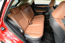 レクサス NX 200t バージョンL　ボディカラー：レッドマイカクリスタルシャイン