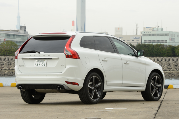 ボルボ XC60 T5 Rデザイン　ボディカラー：クリスタルホワイトパール