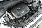 ボルボ XC60 T5 Rデザイン　ボディカラー：クリスタルホワイトパール